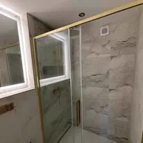 Szklana kabina walk in ze złotymi detalami